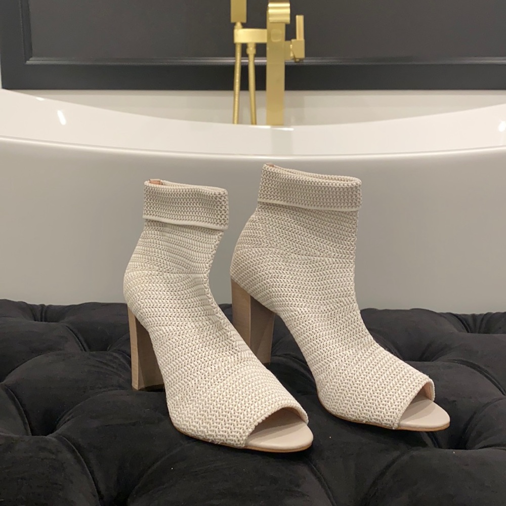 Avec Le Filles gorgeous chunky High  heel bootie